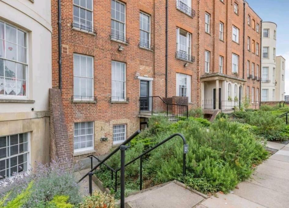 St Marg'S Hideaway; Grade II Listed Luxury Apartment In The Heart Of Cheltenham - Gateway To The Cotswolds! Sleeps 4 - Outdoor Seating And Free Private Parking! Екстериор снимка