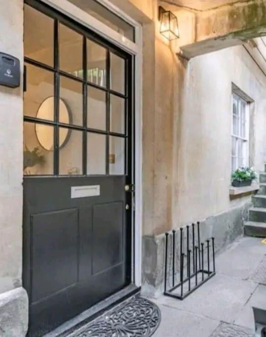 St Marg'S Hideaway; Grade II Listed Luxury Apartment In The Heart Of Cheltenham - Gateway To The Cotswolds! Sleeps 4 - Outdoor Seating And Free Private Parking! Екстериор снимка