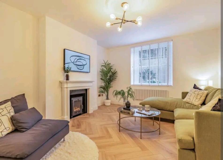 St Marg'S Hideaway; Grade II Listed Luxury Apartment In The Heart Of Cheltenham - Gateway To The Cotswolds! Sleeps 4 - Outdoor Seating And Free Private Parking! Екстериор снимка